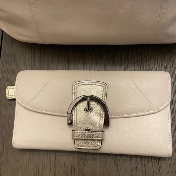 White Leather Coach Tote w/matching Wallet - Picture 2 of 11
